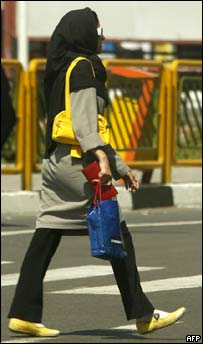 mulher na rua em Teerã