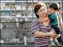 Mãe e filho no ginásio da Escola Número 1