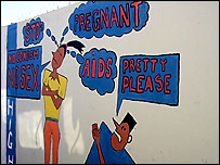 Malby na zdi propagující používání kondomů