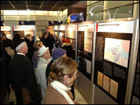 Exposição na estação de trens Potsdamer Platz, em Berlim