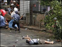 Bức hình phóng viên khi ngã xuống đất