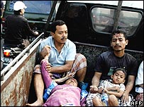 Người bị thương chờ được chăm sóc 