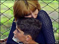 Matka objímá svého zraněného syna 