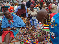 Mulher vende colares de contas em mercado de Nairóbi, no Quênia