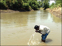 तमिल विद्रोहियों और सरकार के बीच एक जल क्षेत्र को लेकर लड़ाई चल रही है