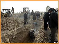 اجتماعی قبریں تیار کی جارہی ہیں