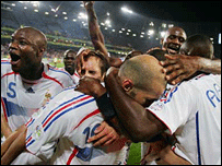 Jpgadores franceses comemoram vitória sobre seleção espanhola
