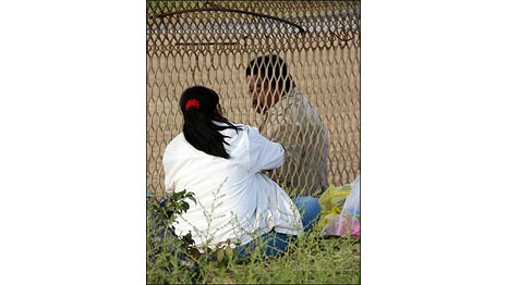 Compartiendo el tiempo a través de la cerca. Foto: María Teresa Fernández 