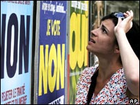 Anayasaya karşı çıkan pankartları okuyan bir kadın