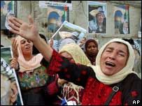 Palestinos velam Arafat (foto de arquivo)