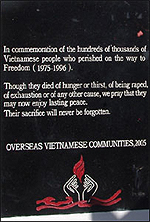 Đài tưởng niệm với dòng chữ: ''Tưởng nhớ hàng trăm ngàn người Việt Nam đã thiệt mạng trên đường tìm Tự do (1975-1996). Dù họ chết vì đói, khát, bị hãm hiếp, kiệt sức hay vì lý do gì khác, chúng ta cầu nguyện cho họ được yên nghỉ vĩnh hằng. Sự hy sinh của họ sẽ không bao giờ bị lãng quên.''