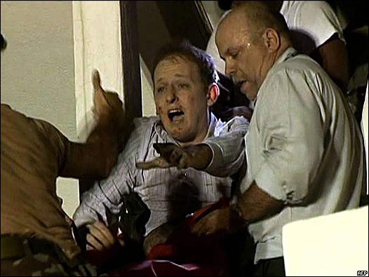 Un hombre al momento de ser rescatado