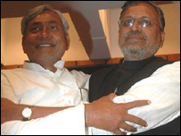 نتیش کمار کے ساتھ بی جے پی کے رہنما سوشیل کمار مودی کو نائب وزیراعلیٰ بنایا گیا ہے