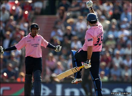 Owais Shah and Tyron Henderson batting for Middlesex