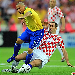 Ronaldo (trái) bị hậu vệ Igor Tudor cản phá