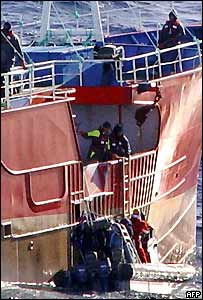 O Viarsa passa por um iceberg durante sua fuga