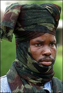 يک شورشی در خارج از محل مذاکرات در ابوجا