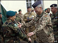 گرهارد بک سرفرمانده نيروهای تحت امر ناتو در افغانستان (عکس از AP) 