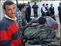 Saldırıda yakınını kaybeden bir Iraklı cesedin önünde ağlıyor