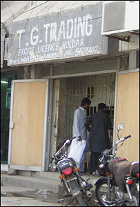 कराची में शराब की एक लाइसेंसी दुकान