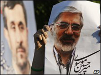 Mahmud Ahmedinejad ve Mir Hüseyin Musavi posterleri