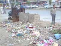 کوچنی هلک د ډيران تر څنګ