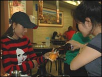 Chị Nguyễn Thị Châu (áo xanh) biểu diễn nghi thức rót rượu