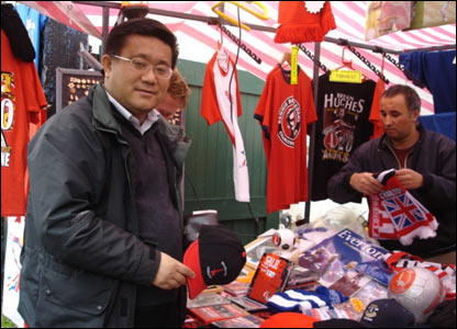 许浩购买纪念品