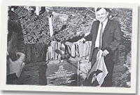 Andrew Davies yn agor y ffordd