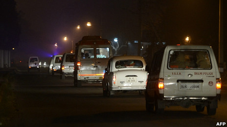 Đoàn xe hộ tống linh cữu nạn nhân về nhà ở Delhi
