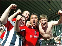 Torcedores ingleses comemoram vitória de seu time