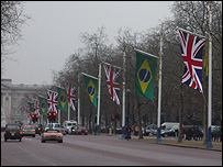 Bandeiras do Brasil e da Grã-Bretanha com o Palácio de Buckingham ao fundo