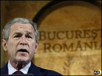 बुकारेस्ट सम्मेलन में जॉर्ज बुश 