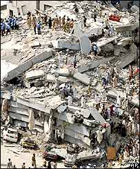 تصوير يک ساختمان بلند در اسلام آباد که با زلزله فرو ريخت