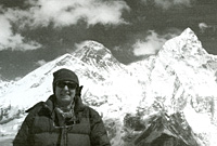 Y cyn-gapten Gareth Davies gyda mynydd Everest y tu cefn iddo