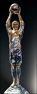 A replica of the trophy won in 1909.