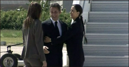 Ingrid Betancourt chega à França e é recebida por Nicolas Sarkozy e pela primeira-dama Carla Bruni