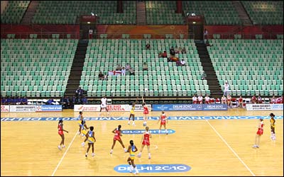 Seddi gwag yn Delhi yn ystod gêm bêl-rwyd 