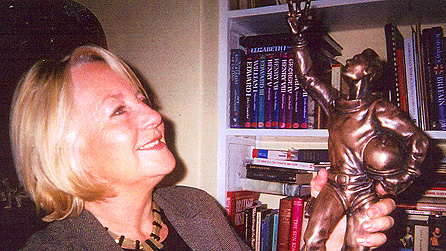 Glenys Mair lloyd gyda gwobr a enillodd am ffil, 'Yn y Pacrew'