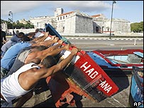 Cubanos se preparam para a passagem do Ivan