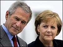 George Bush ve Angela Merkel