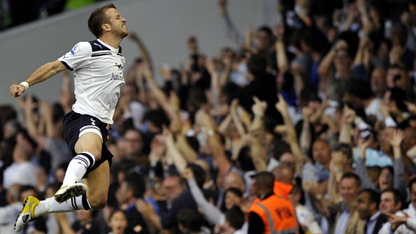 Van der Vaart find the net for Spurs