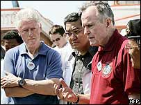 George Bush starší a Bill Clinton