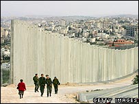 İsrail'in Batı Şeria'da işa ettiği duvar