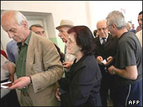 رای دهندگان در همه پرسی