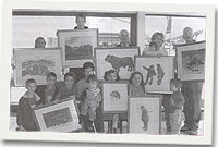 Trigolion Dinas yn arddangos y lluniau a roddwyd i'r ocsiwn gan Kyffin Williams.