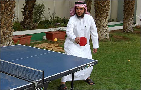 detento jogando ping-pong