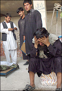 Civis afegãos choram a morte de familiares