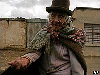 Boliviana pede dinheiro nas ruas de El Alto