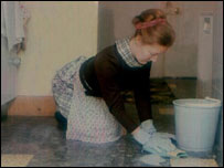 Temizlik yapan bir kadın